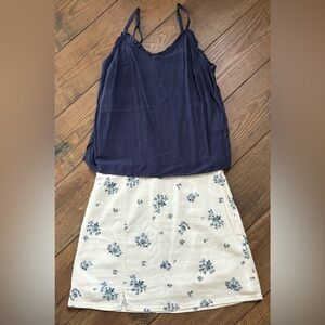 American Eagle Blue & White Floral Skirt (NWT) w/Navy Camisole (Old Navy), Small